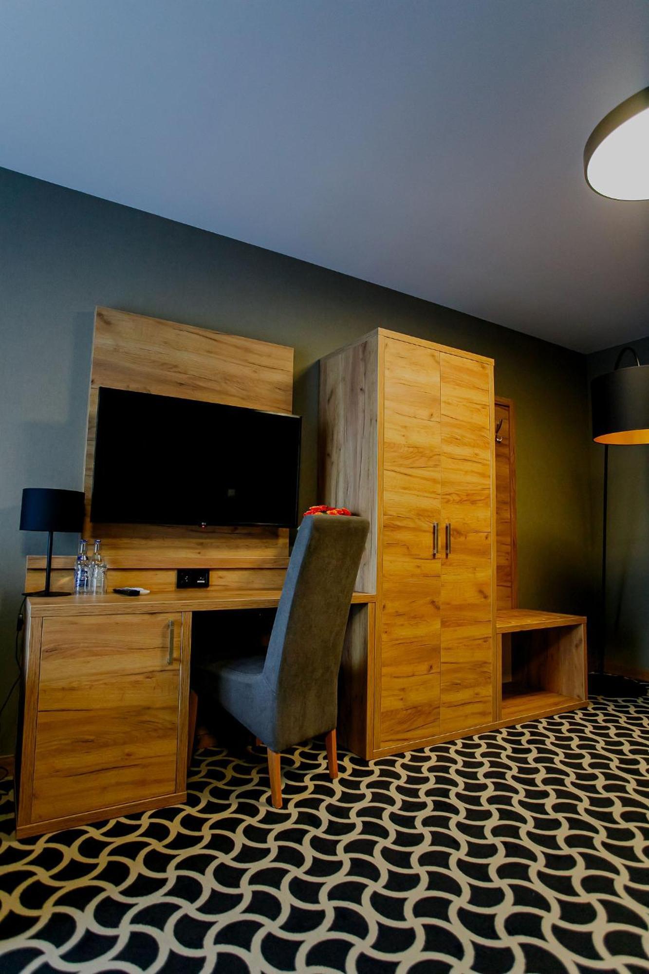 Hotel Coloseum Jarosław Екстериор снимка
