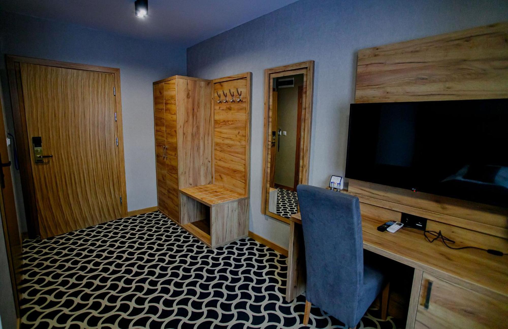 Hotel Coloseum Jarosław Екстериор снимка