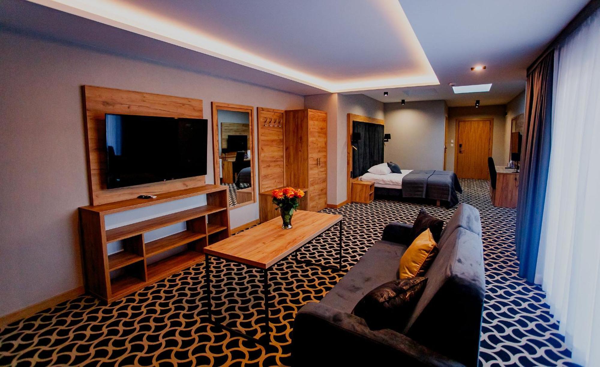 Hotel Coloseum Jarosław Екстериор снимка