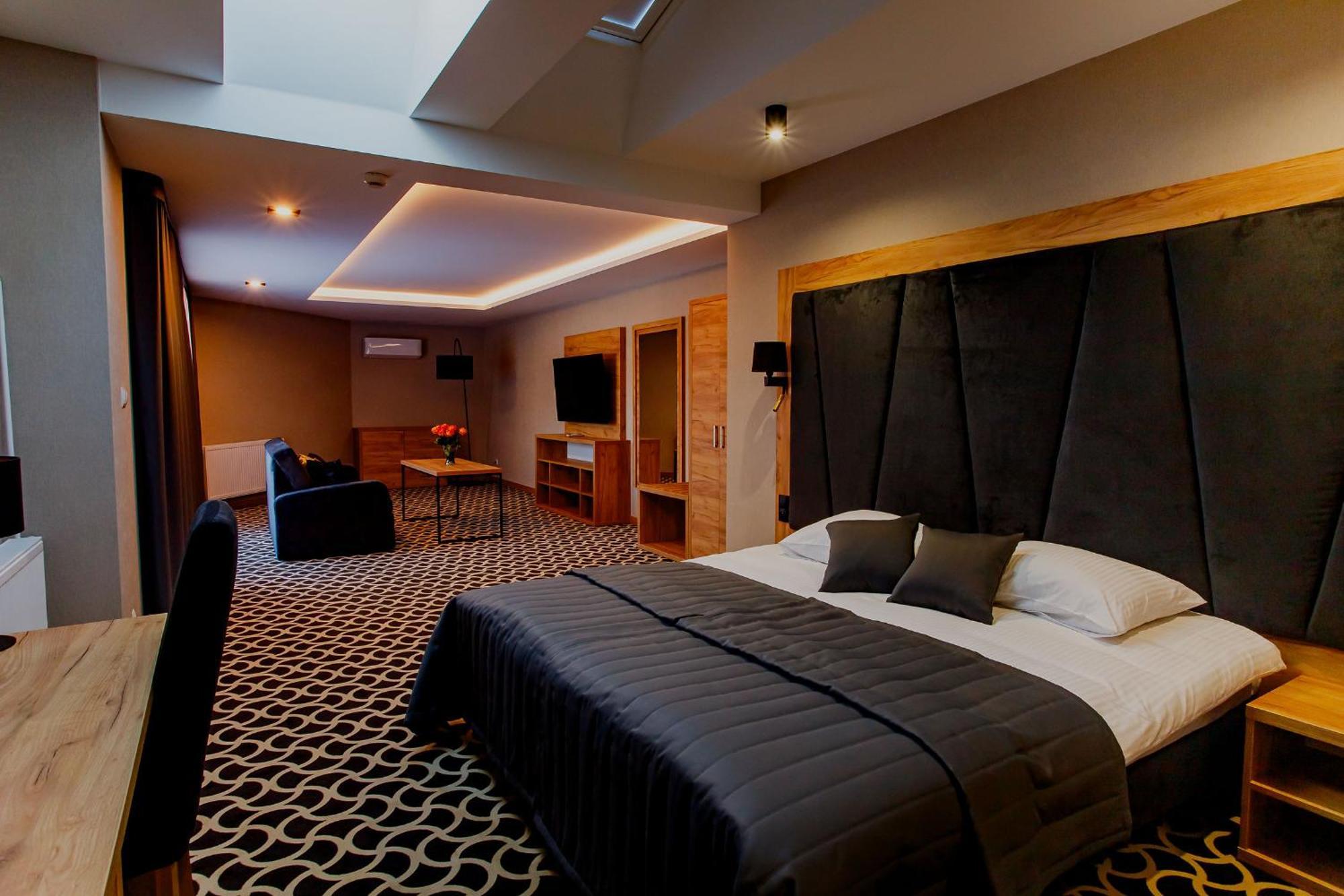 Hotel Coloseum Jarosław Екстериор снимка